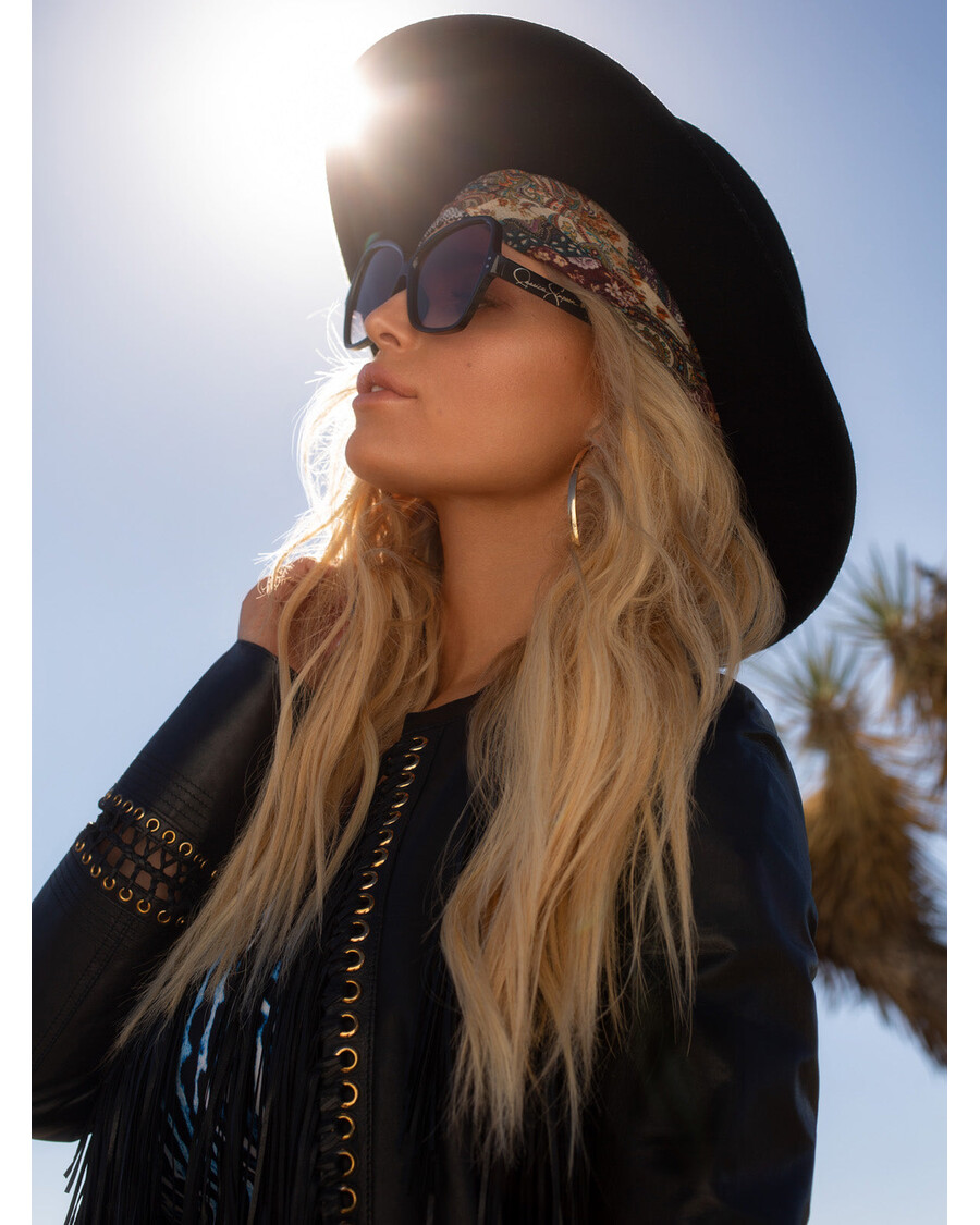 جيسيكا سيمبسون نظارات شمسية أنيقة على شكل فراشة باللون الأسود