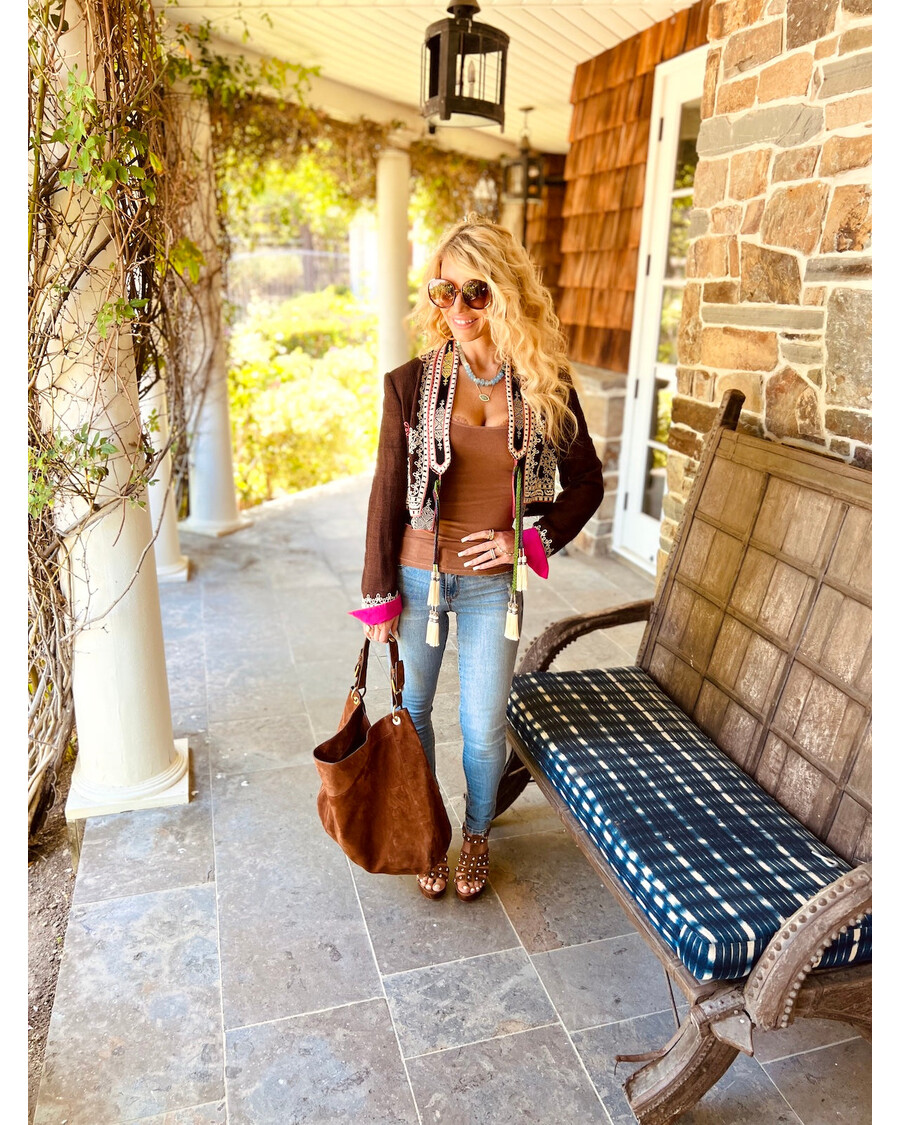 ג'סיקה סימפסון משקפי שמש אובליים במידות גדולות בצב