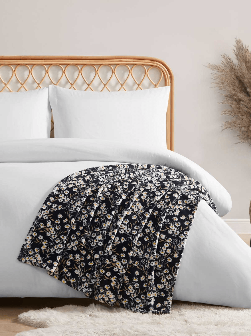 Jessica Simpson Wildflower Park Plush Throw in Black