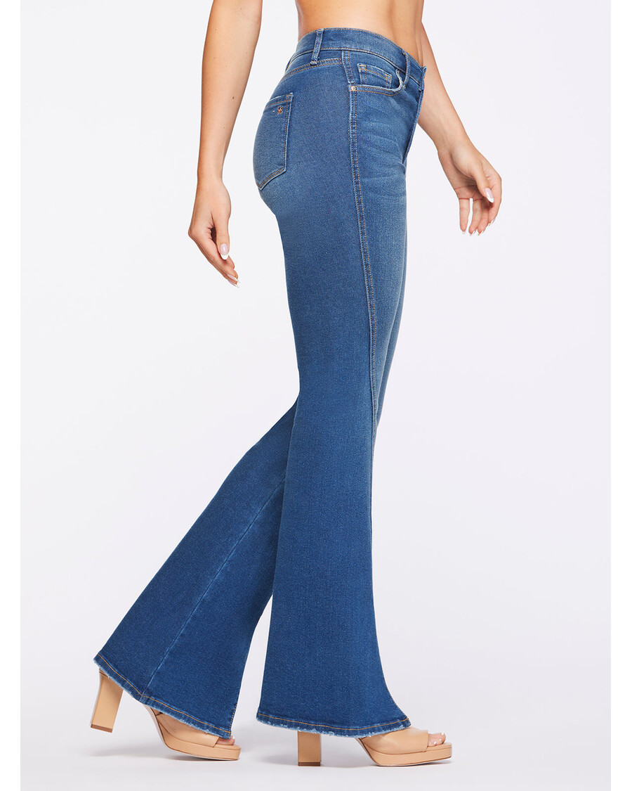 ジェシカ・シンプソン、ハイダイブでフレアを魅せる