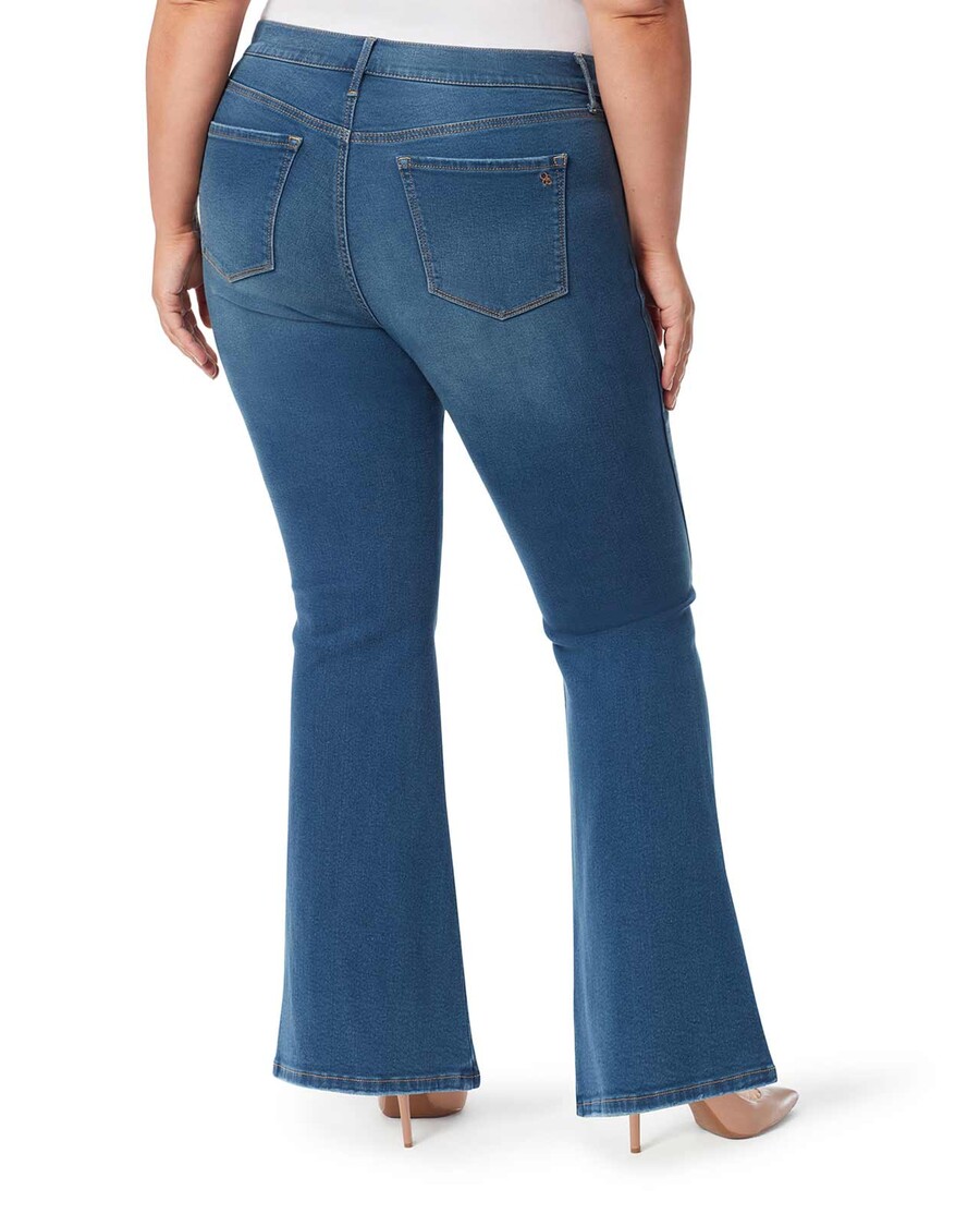 ジェシカ・シンプソン、ハイダイブでフレアを魅せる