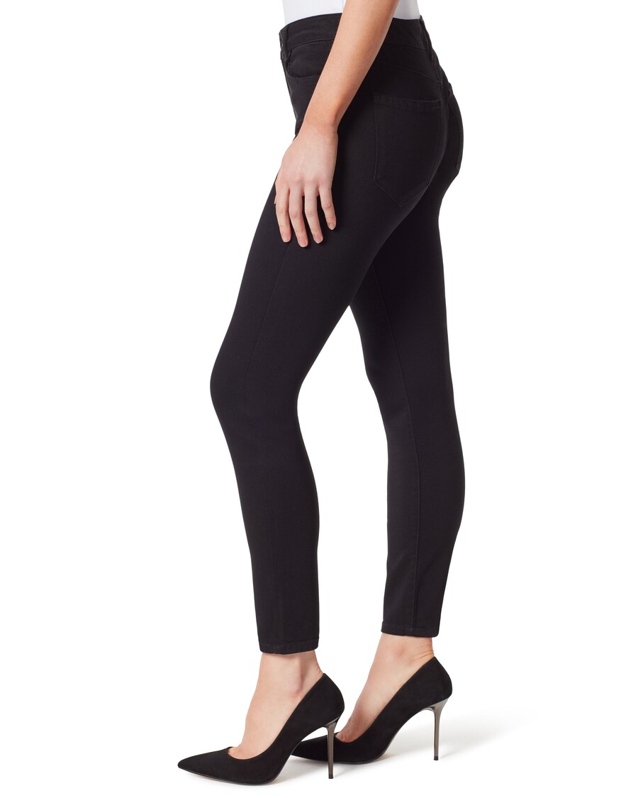 Jessica Simpson Uwielbiała Czarne Obcisłe Dżinsy Z Wysokim Stanem I Kostką