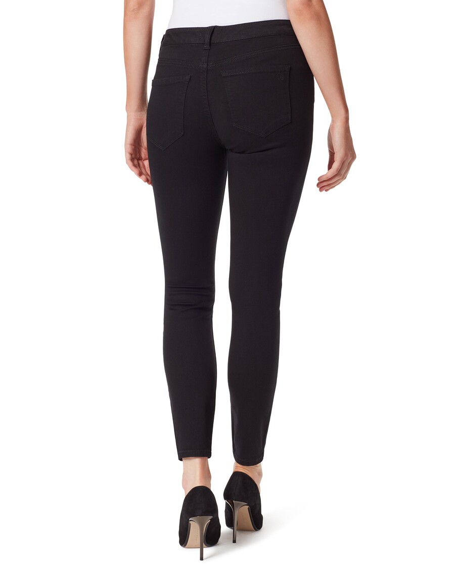 Jessica Simpson Uwielbiała Czarne Obcisłe Dżinsy Z Wysokim Stanem I Kostką