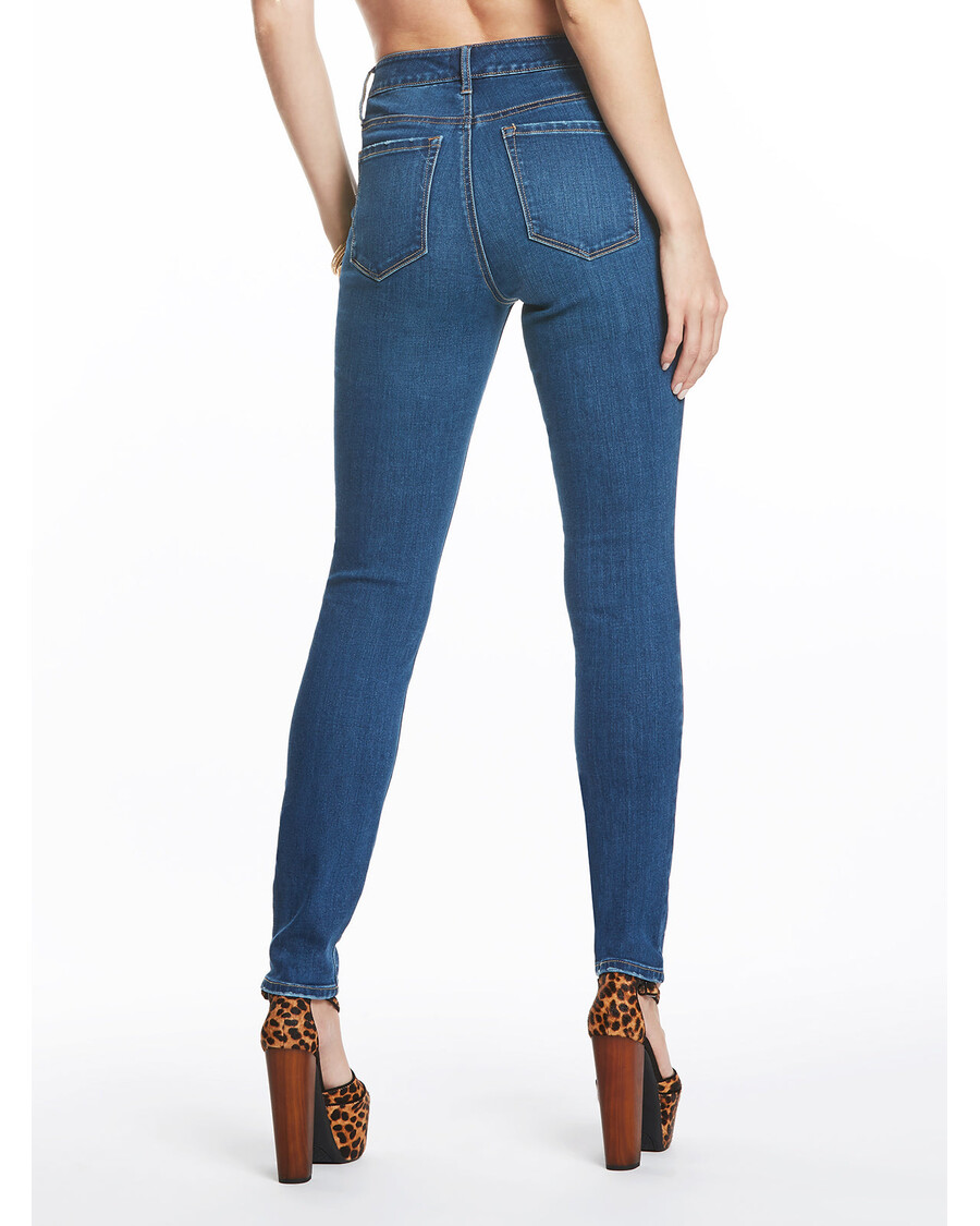 Jessica Simpson, Pocałuj Mnie, Obcisłe Dżinsy W Kolorze Sweet Charlotte