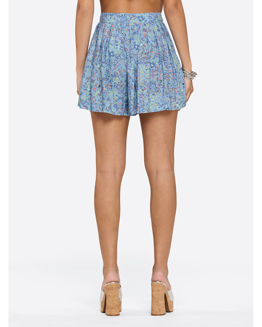 جيسيكا سيمبسون ليني قصيرة في أزهار زخرفية