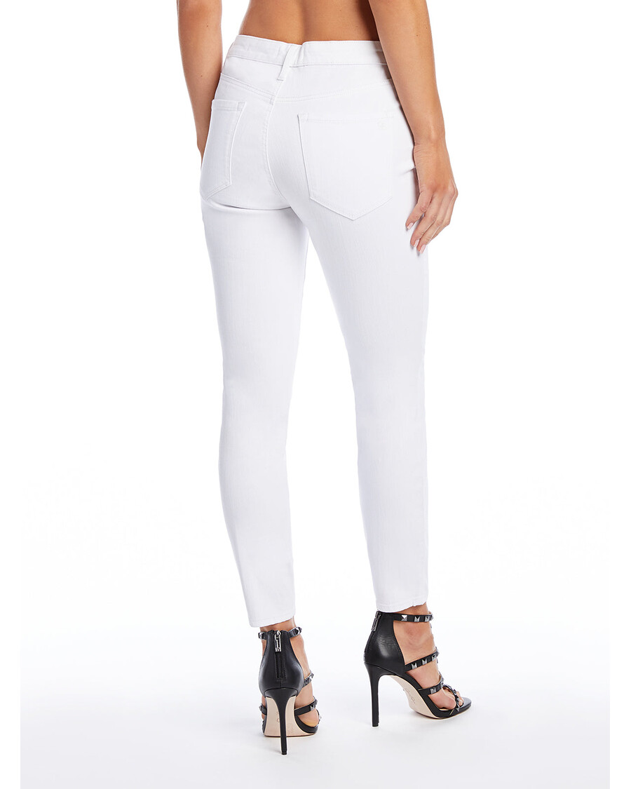 Jessica Simpson Uwielbiała Białe Obcisłe Dżinsy Z Wysokim Stanem I Kostką