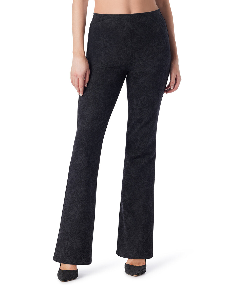 Jessica Simpson Navući Na Plašt U Crnoj čipkastoj Cvjetnoj Boji