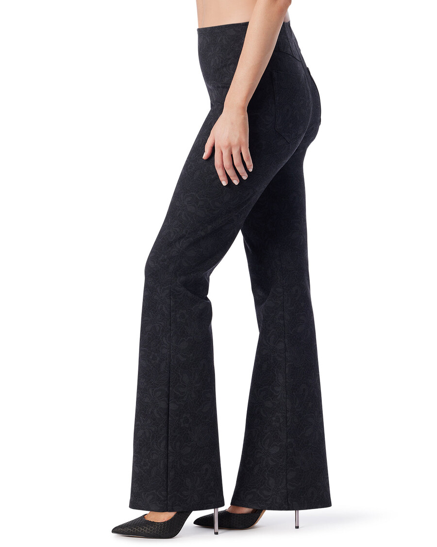 Jessica Simpson Navući Na Plašt U Crnoj čipkastoj Cvjetnoj Boji