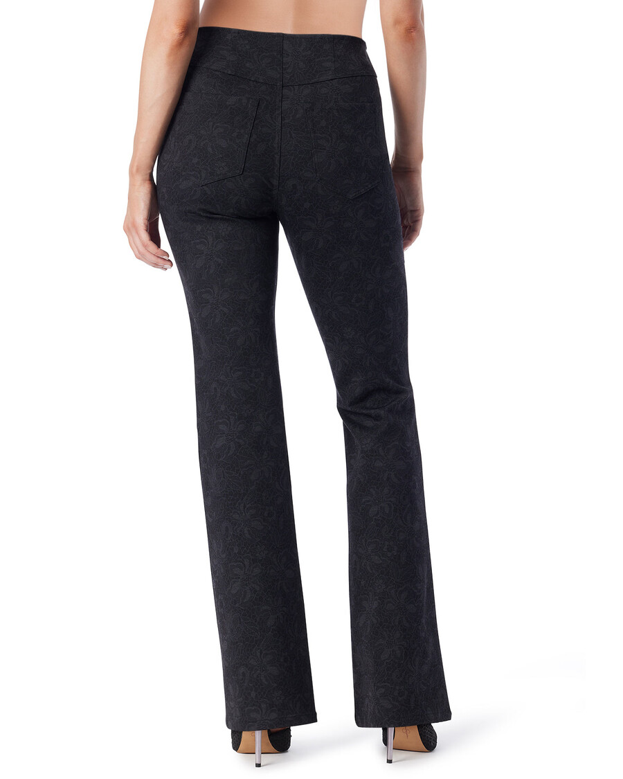 Jessica Simpson Navući Na Plašt U Crnoj čipkastoj Cvjetnoj Boji