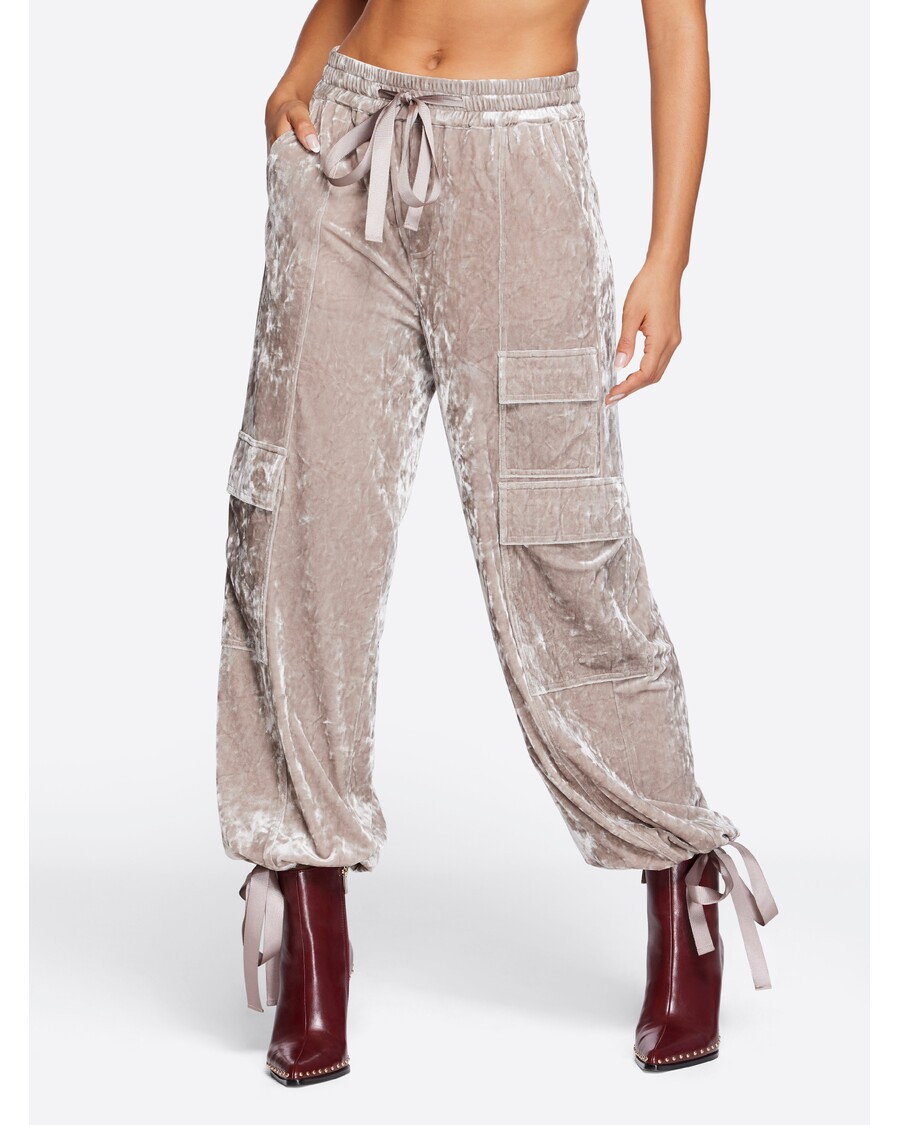 جيسيكا سيمبسون بنطال كارجو مخملي باللون الرمادي اللؤلؤي