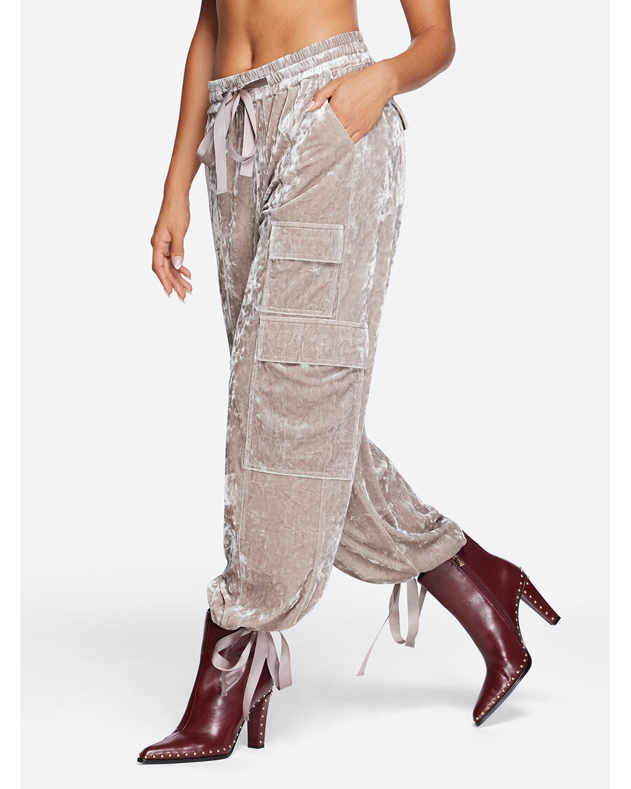 جيسيكا سيمبسون بنطال كارجو مخملي باللون الرمادي اللؤلؤي