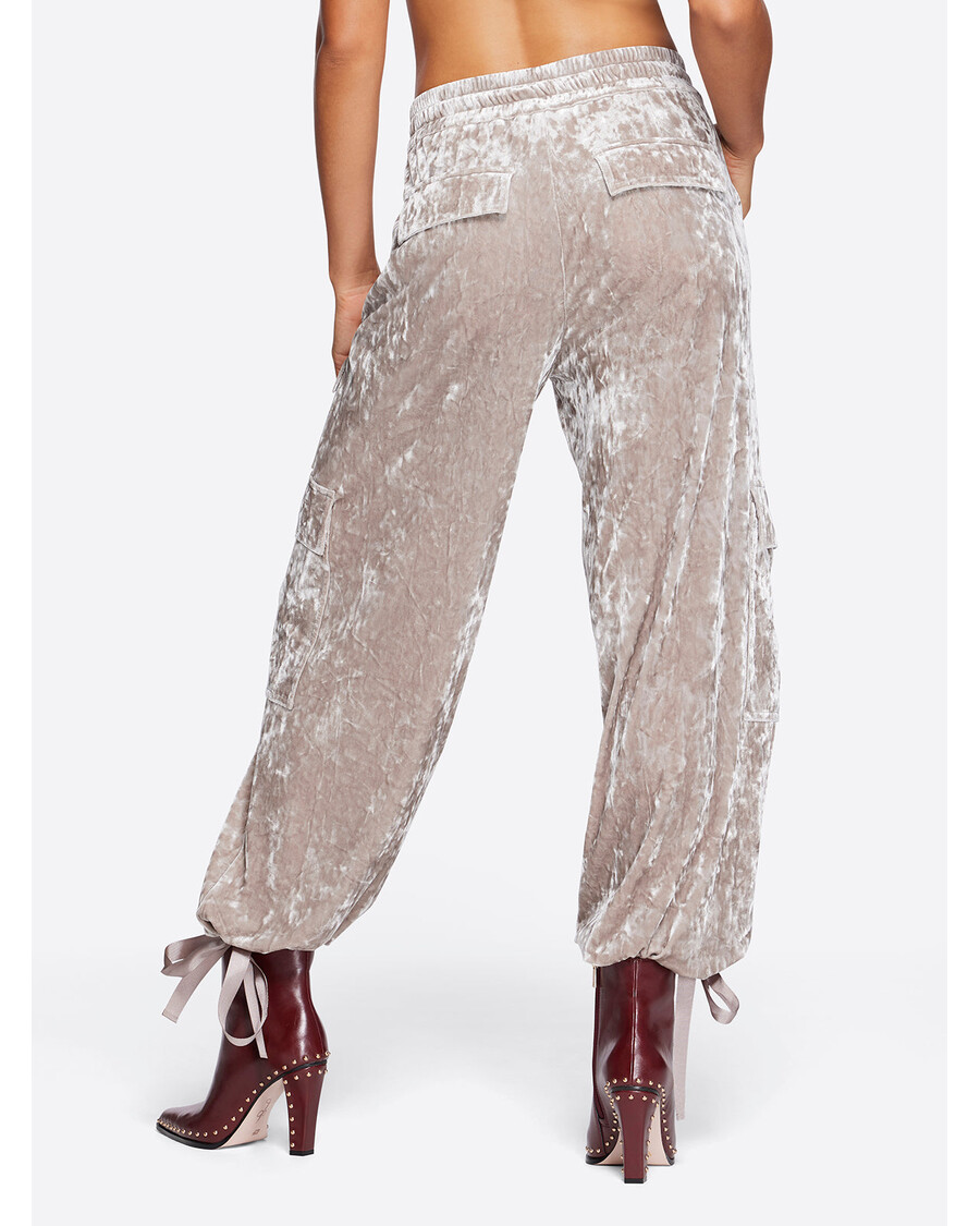 جيسيكا سيمبسون بنطال كارجو مخملي باللون الرمادي اللؤلؤي
