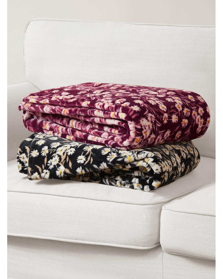 Jessica Simpson Wildflower Park Plush Throw in Black