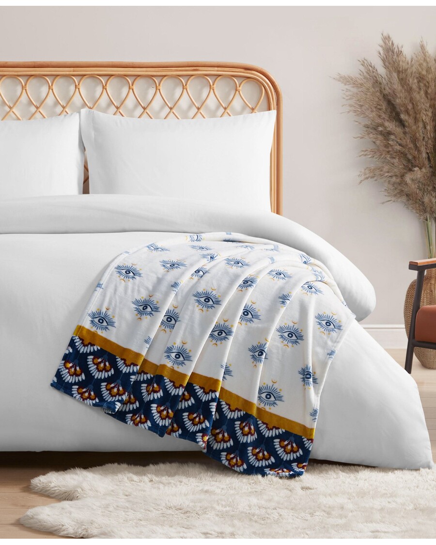 Jessica Simpson Celeste Plush Throw Plush in White & Navy