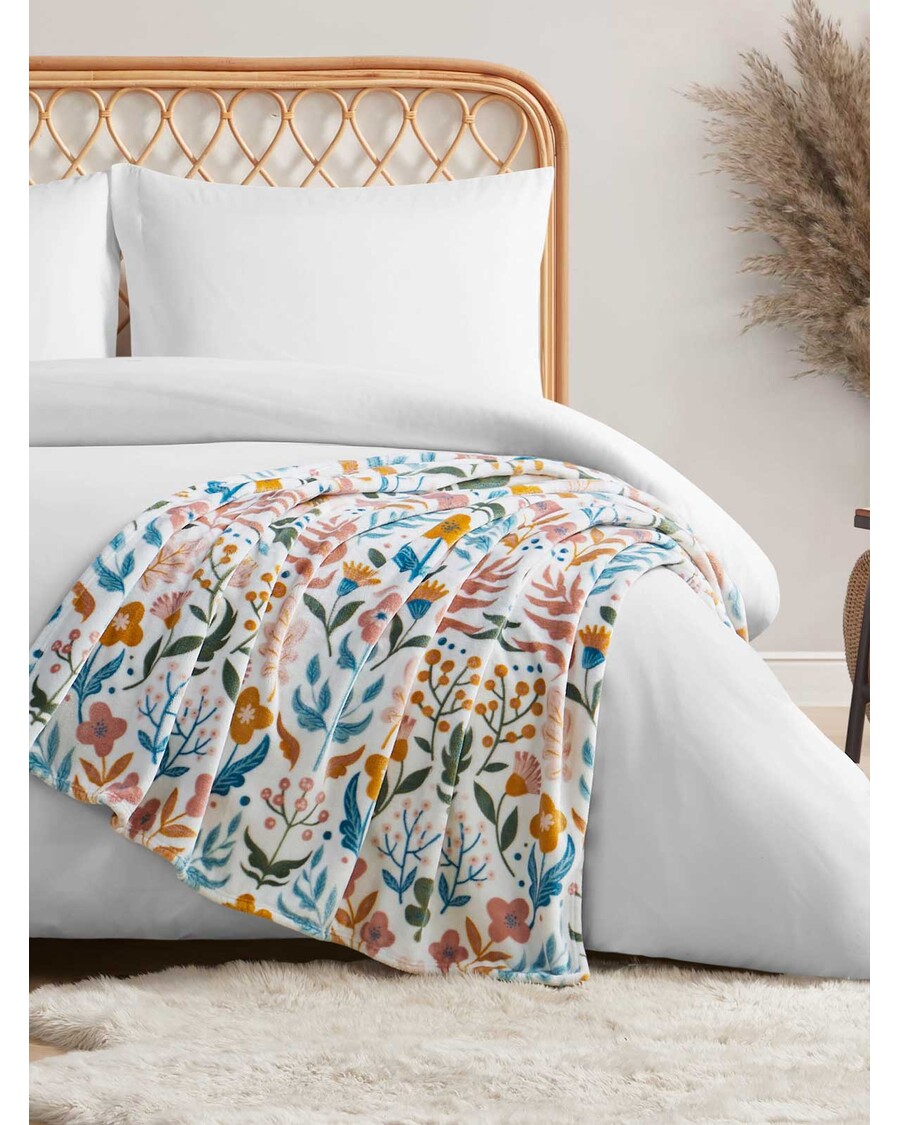 Jessica Simpson Mila Plush Throw in Blush