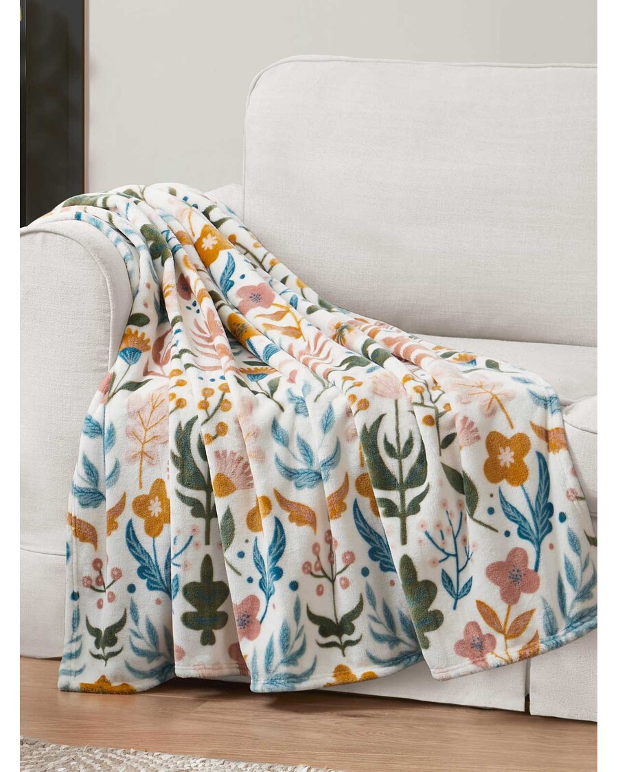 Jessica Simpson Mila Plush Throw in Blush