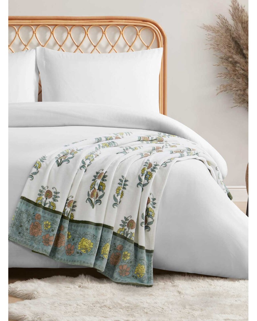 Jessica Simpson Serenity Plush Throw in Sage