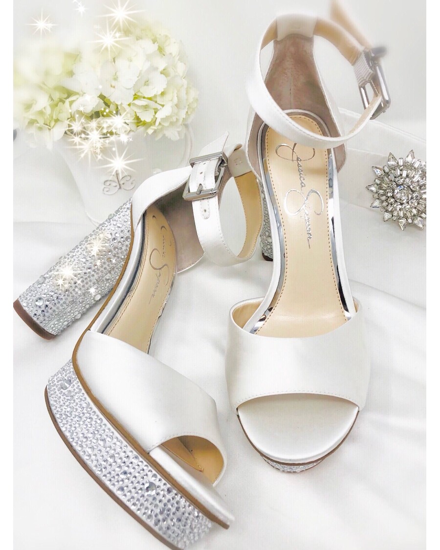 Jessica Simpson Na Vysokom Podpätku V Bielej Farbe